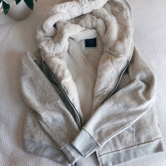 Abercrombie & Fitch Sweaters - Abercrombie full fur lined hoodie
